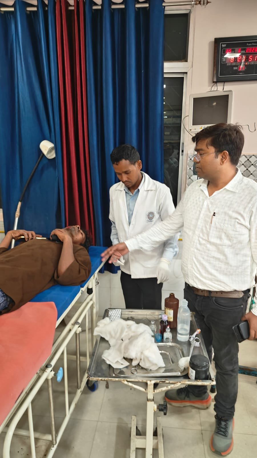 लातेहार: वाहन जांच के दौरान बड़ा हादसा टला,डीटीओ ने घायलों को पहुंचाया अस्पताल लातेहार: वाहन जांच के दौरान बड़ा हादसा टला,डीटीओ ने घायलों को पहुंचाया अस्पताल