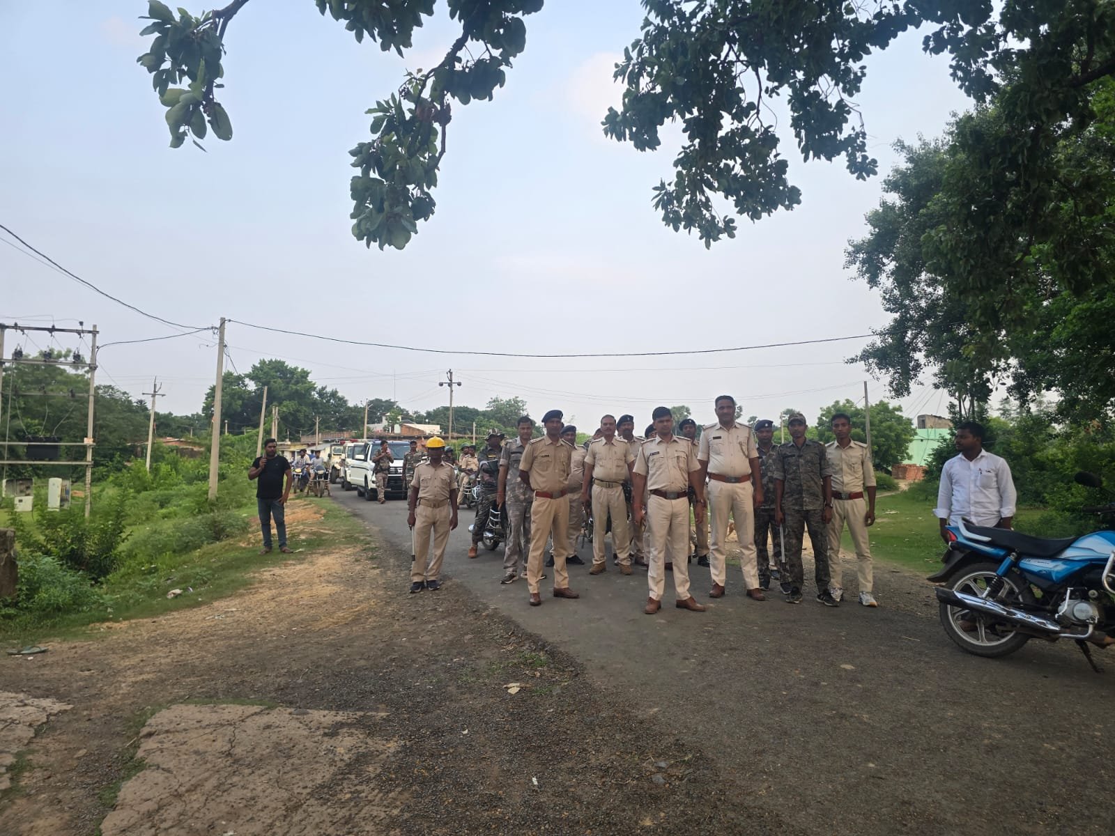 कोटालपोखर थाना क्षेत्र में पुलिस ने निकाला फ्लैग मार्च कोटालपोखर थाना क्षेत्र में पुलिस ने निकाला फ्लैग मार्च