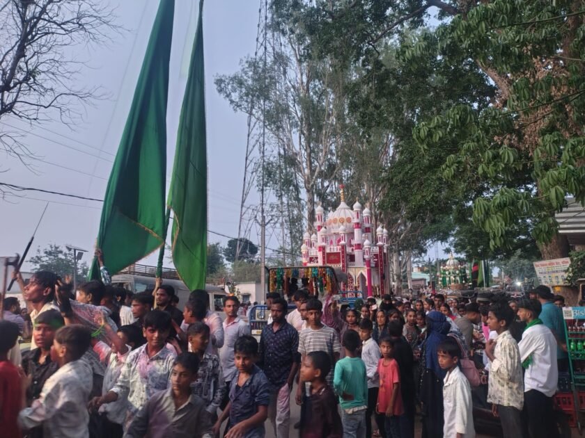 मनिका में मोहर्रम जुलूस शांतिपूर्ण माहौल में संपन्न, बड़ी संख्या में लोगों की भागीदारी मनिका में मोहर्रम जुलूस शांतिपूर्ण माहौल में संपन्न, बड़ी संख्या में लोगों की भागीदारी