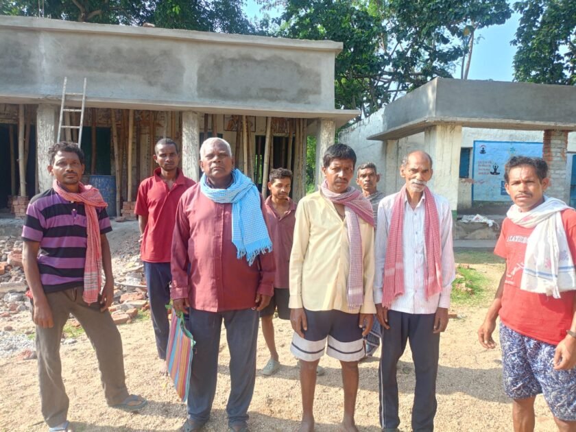 गुनिया स्कूल मरम्मत कार्य में अनियमितता का आरोप, ग्रामीणों ने सीओ से की जांच की मांग गुनिया स्कूल मरम्मत कार्य में अनियमितता का आरोप, ग्रामीणों ने सीओ से की जांच की मांग