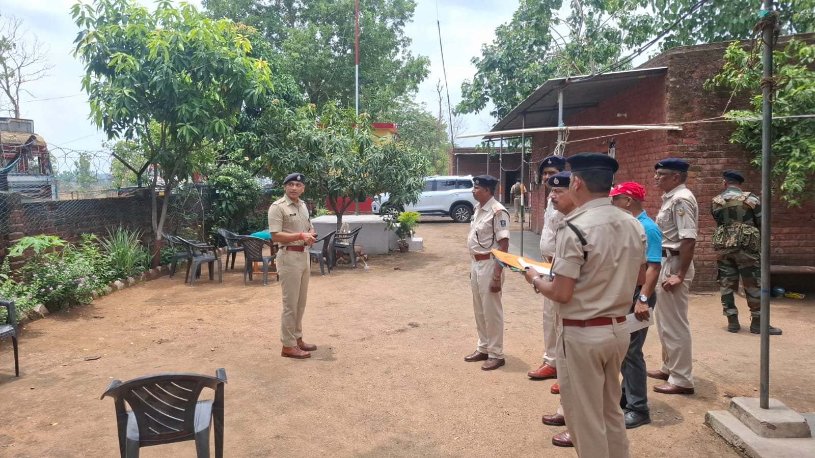 लातेहार: एसपी ने किया मकईयाटांड़ पिकेट का निरीक्षण, सुरक्षा व्यवस्था की समीक्षा लातेहार: एसपी ने किया मकईयाटांड़ पिकेट का निरीक्षण, सुरक्षा व्यवस्था की समीक्षा