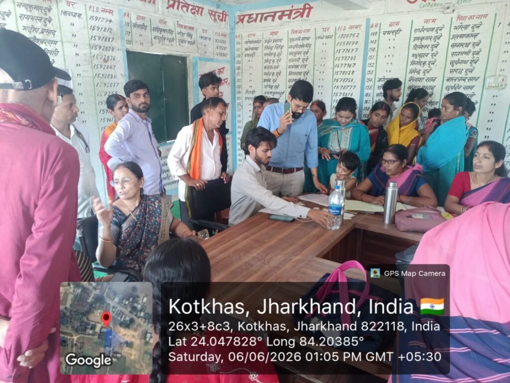 आधार एवं जन्म प्रमाण पत्र सुधार शिविर का पदाधिकारियों ने किया निरीक्षण