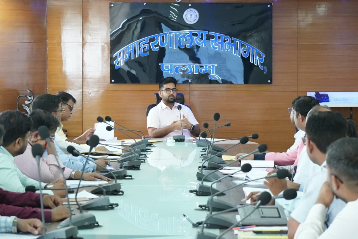डीसी ने मेदिनीनगर नगर निगम,नगर पंचायत व नगर परिषद द्वारा किये जा रहे कार्यों की समीक्षा की