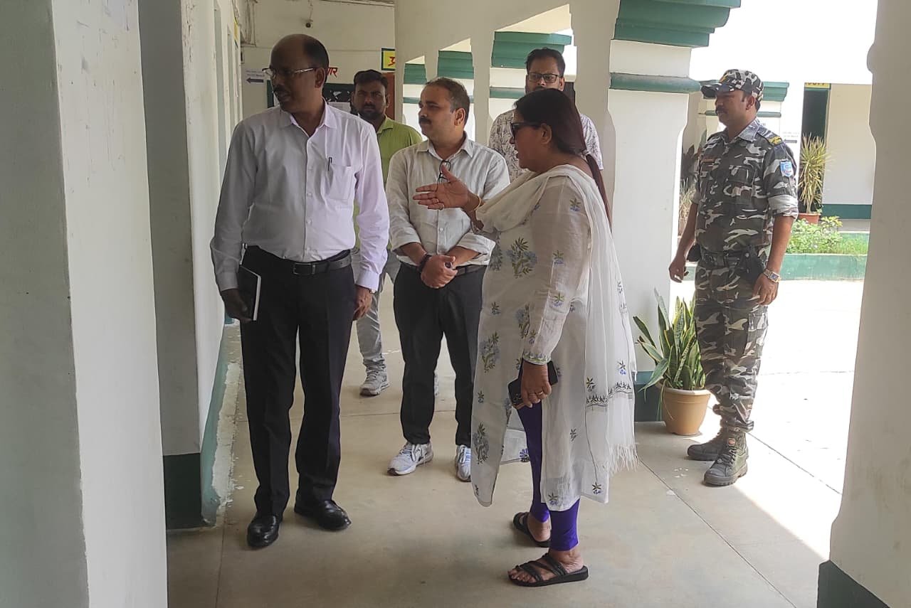पलामू प्रमंडलीय आयुक्त श्रीमती कुमुद सहाय ने विभागीय परीक्षा केंद्र ( गिरिवर +2 हाई स्कूल) का किया निरीक्षण पलामू प्रमंडलीय आयुक्त श्रीमती कुमुद सहाय ने विभागीय परीक्षा केंद्र ( गिरिवर +2 हाई स्कूल) का किया निरीक्षण