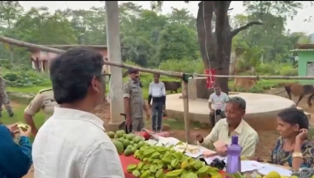मुख्यमंत्री हेमंत सोरेन ने पत्नी संग जोन्हा फॉल का लिया आनंद, साझा किया खूबसूरत नज़ारा का लिया आनंद मुख्यमंत्री हेमंत सोरेन ने पत्नी संग जोन्हा फॉल का लिया आनंद, साझा किया खूबसूरत नज़ारा का लिया आनंद