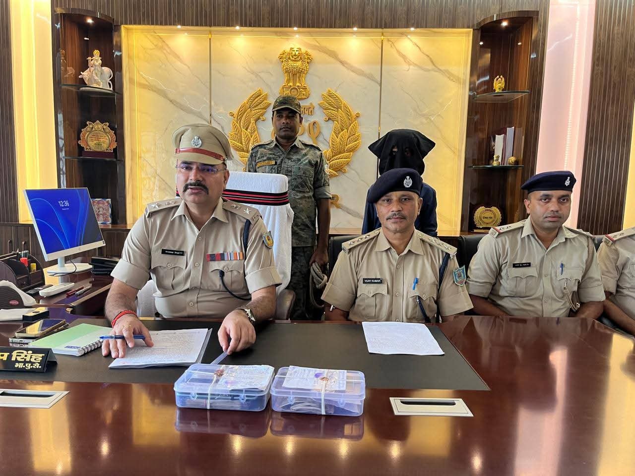 12 घंटे में चोरी का खुलासा,महेशपुर पुलिस ने आरोपी को दबोचा 12 घंटे में चोरी का खुलासा,महेशपुर पुलिस ने आरोपी को दबोचा