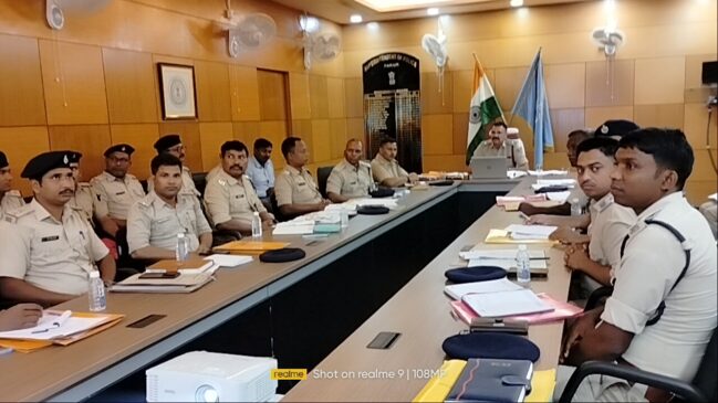 मासिक अपराध गोष्ठी में एसपी ने दिए सख्त निर्देश, मुहर्रम की तैयारी और अपराध नियंत्रण पर जोर मासिक अपराध गोष्ठी में एसपी ने दिए सख्त निर्देश, मुहर्रम की तैयारी और अपराध नियंत्रण पर जोर