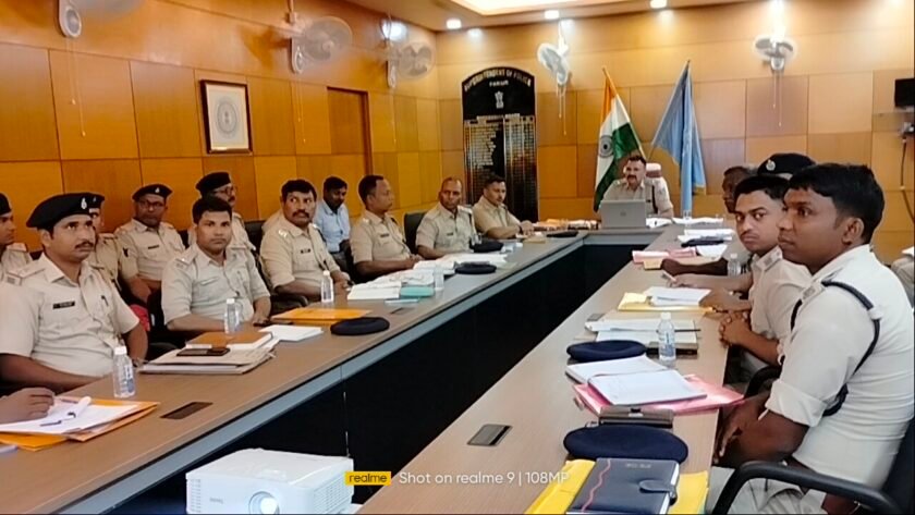मासिक अपराध गोष्ठी में एसपी ने दिए सख्त निर्देश, मुहर्रम की तैयारी और अपराध नियंत्रण पर जोर मासिक अपराध गोष्ठी में एसपी ने दिए सख्त निर्देश, मुहर्रम की तैयारी और अपराध नियंत्रण पर जोर