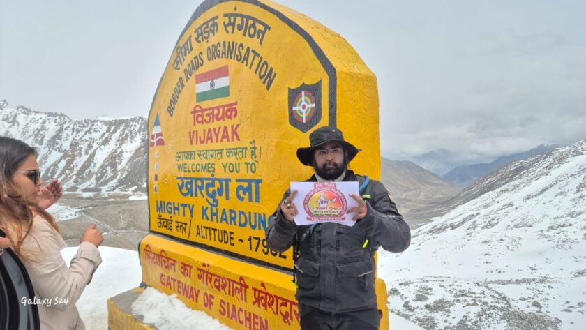 19000 फीट की ऊंचाई से गूंजी आवाज:“देश में पत्रकार सुरक्षा कानून लागू करो”