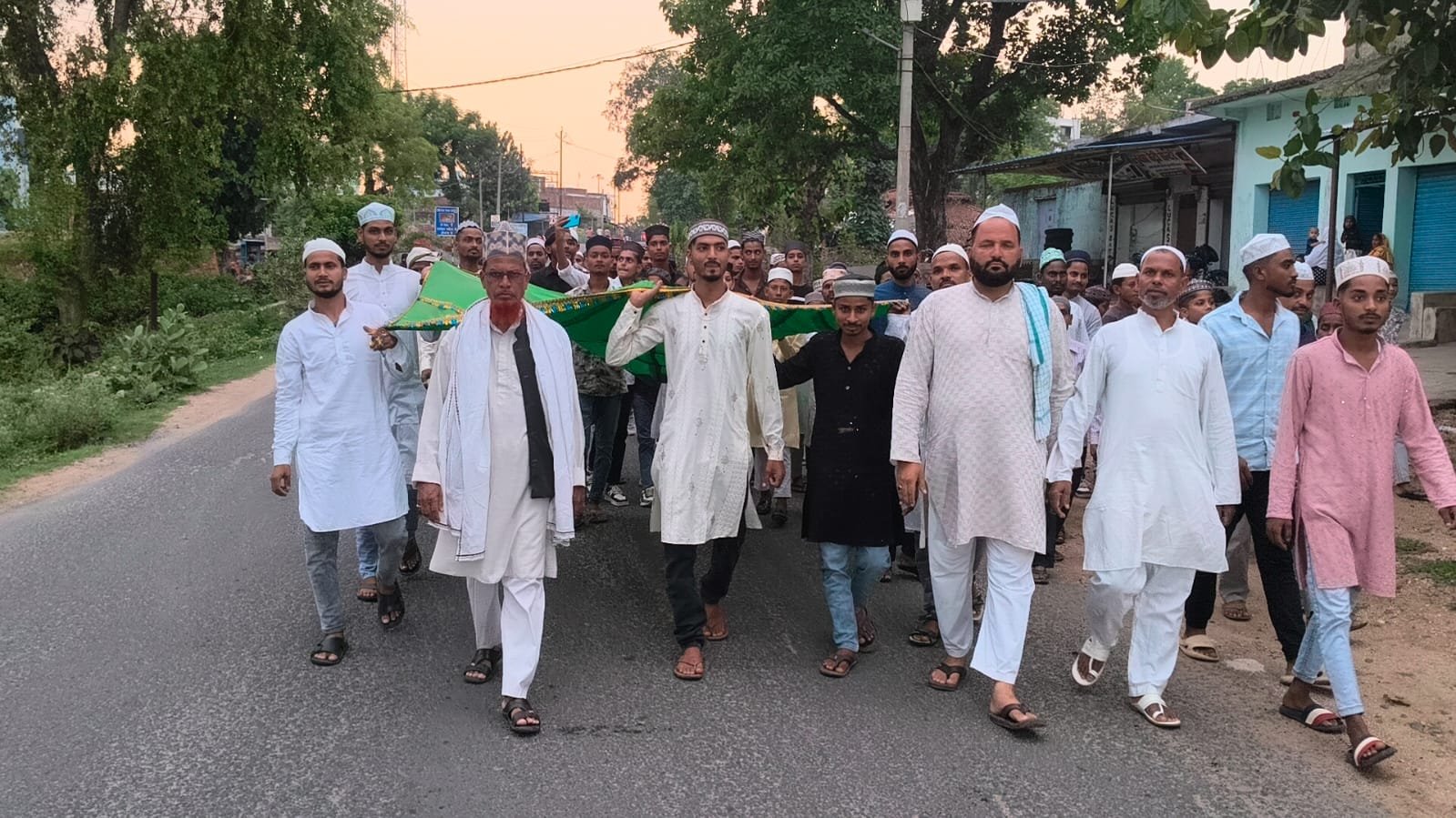 "या अली-या हुसैन के नारों से गूंज उठा लातेहार, मोहर्रम की सप्तमी पर निकला भव्य जुलूस" "या अली-या हुसैन के नारों से गूंज उठा लातेहार, मोहर्रम की सप्तमी पर निकला भव्य जुलूस"