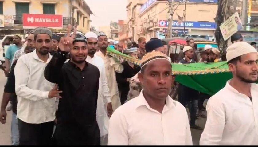 "या अली-या हुसैन के नारों से गूंज उठा लातेहार, मोहर्रम की सप्तमी पर निकला भव्य जुलूस" "या अली-या हुसैन के नारों से गूंज उठा लातेहार, मोहर्रम की सप्तमी पर निकला भव्य जुलूस"