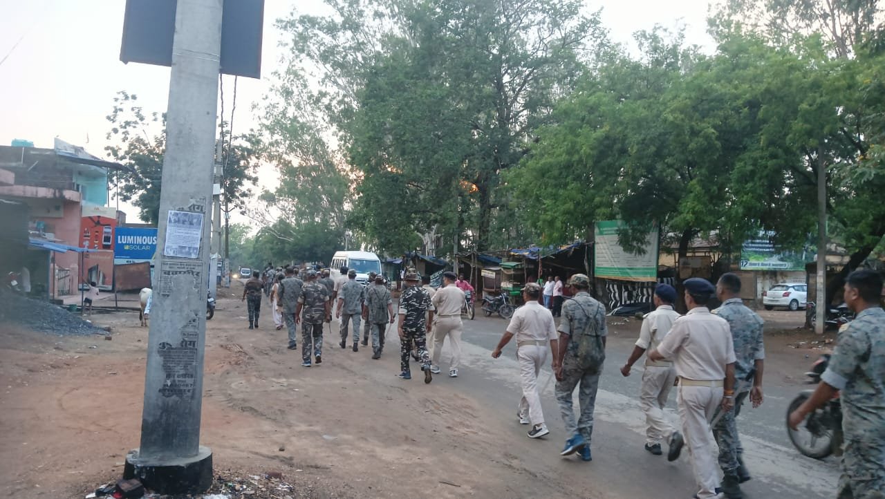 मुहर्रम से पूर्व मनिका में पुलिस का फ्लैग मार्च, सुरक्षा व्यवस्था का लिया जायजा मुहर्रम से पूर्व मनिका में पुलिस का फ्लैग मार्च, सुरक्षा व्यवस्था का लिया जायजा