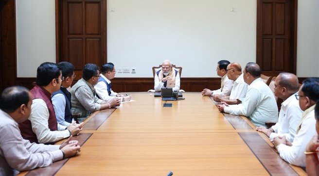 असम बाढ़ पर पीएम मोदी की चिंता, सांसदों संग बैठक कर राहत कार्यों की समीक्षा असम बाढ़ पर पीएम मोदी की चिंता, सांसदों संग बैठक कर राहत कार्यों की समीक्षा