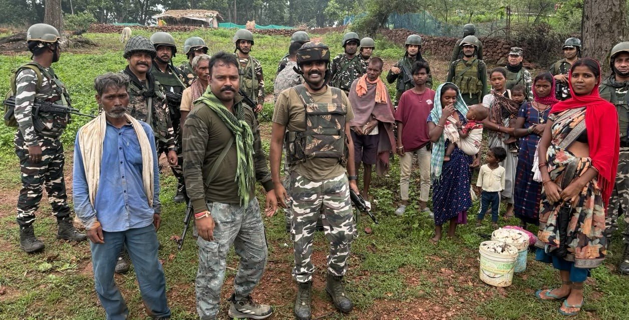 महुआडांड़ थाना की एरिया डोमिनेशन कार्रवाई, ग्रामीणों को किया जागरूक महुआडांड़ थाना की एरिया डोमिनेशन कार्रवाई, ग्रामीणों को किया जागरूक