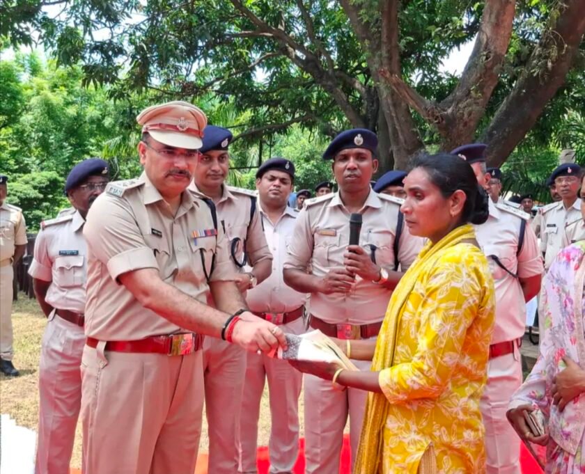 शहीद एसपी अमरजीत बलिहार को श्रद्धांजलि, परिजनों को किया गया सम्मानित
