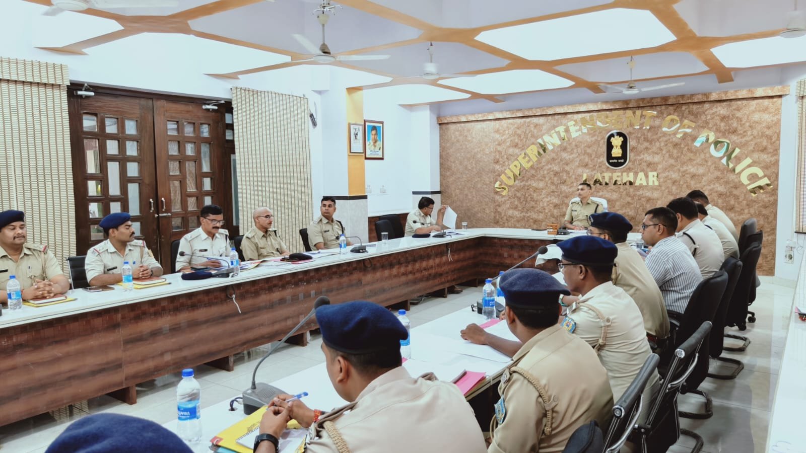 लातेहार में मासिक अपराध गोष्ठी आयोजित,अपराध नियंत्रण व लंबित कांडों की समीक्षा