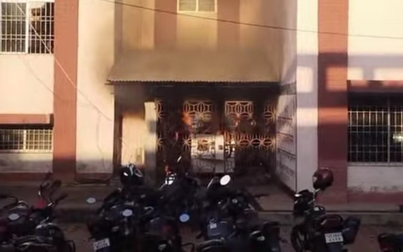 पाकुड़ प्रखंड कार्यालय परिसर के डीजी रूम में लगी आग, फायर ब्रिगेड ने समय रहते पाया काबू