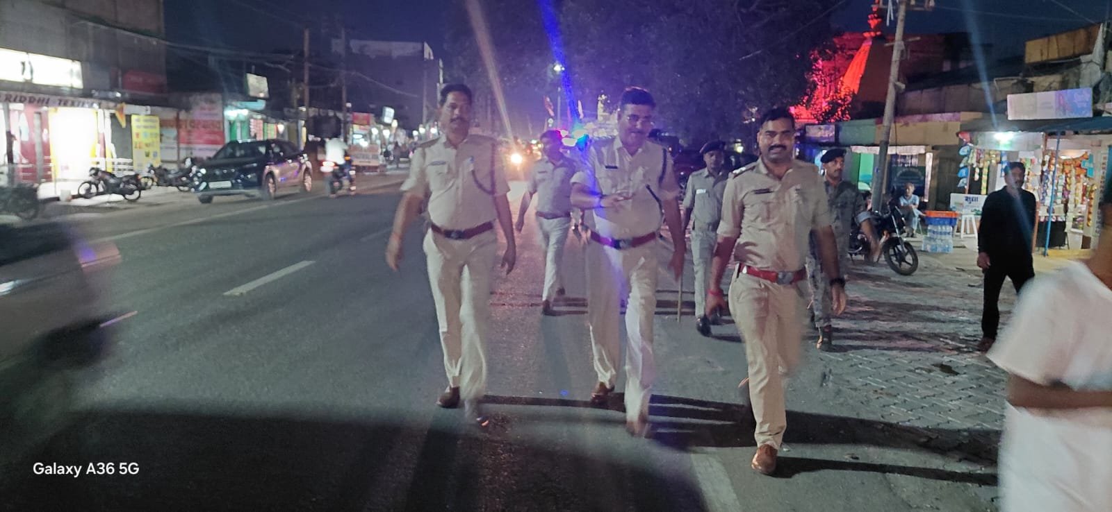 तेनुघाट में पुलिस का सघन छापामारी व तलाशी अभियान, संदिग्धों और वाहनों की हुई जांच तेनुघाट में पुलिस का सघन छापामारी व तलाशी अभियान, संदिग्धों और वाहनों की हुई जांच