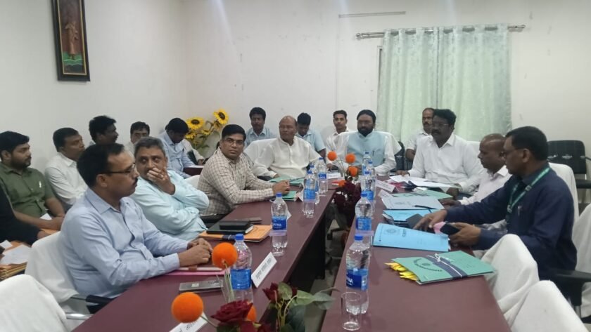 लातेहार में अनागत प्रश्न क्रियान्वयन समिति की समीक्षा बैठक, लंबित मामलों के शीघ्र निष्पादन के निर्देश