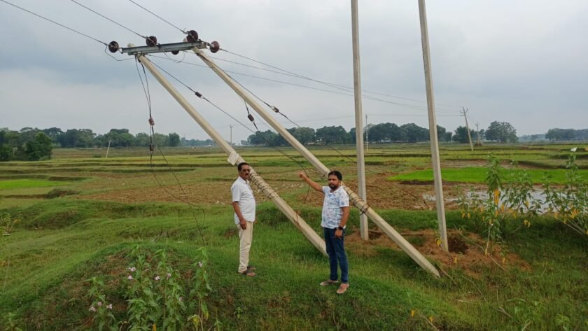 झुका बिजली का डबल पोल बन सकता है हादसे का कारण झुका बिजली का डबल पोल बन सकता है हादसे का कारण