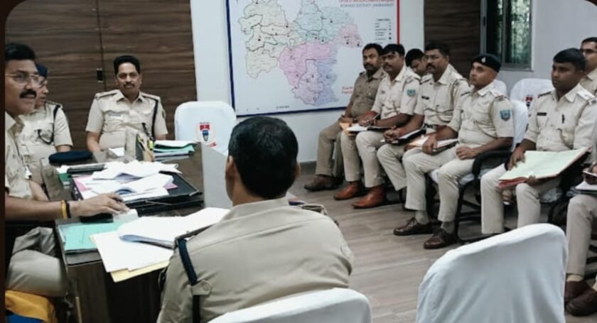बेरमो अनुमंडल में अपराध नियंत्रण को लेकर मासिक गोष्ठी, एसडीपीओ ने दिए सख्त निर्देश बेरमो अनुमंडल में अपराध नियंत्रण को लेकर मासिक गोष्ठी, एसडीपीओ ने दिए सख्त निर्देश