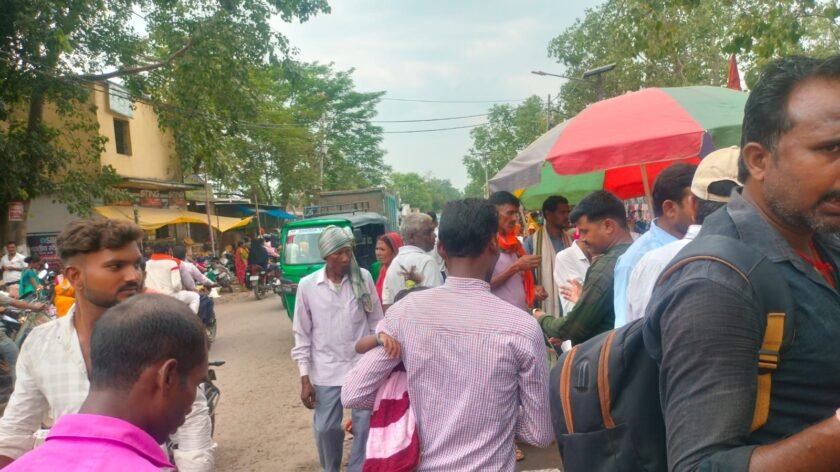 सतबरवा बाजार में जाम से लोग परेशान, अतिक्रमण हटाने को प्रशासन ने उठाया कदम सतबरवा बाजार में जाम से लोग परेशान, अतिक्रमण हटाने को प्रशासन ने उठाया कदम