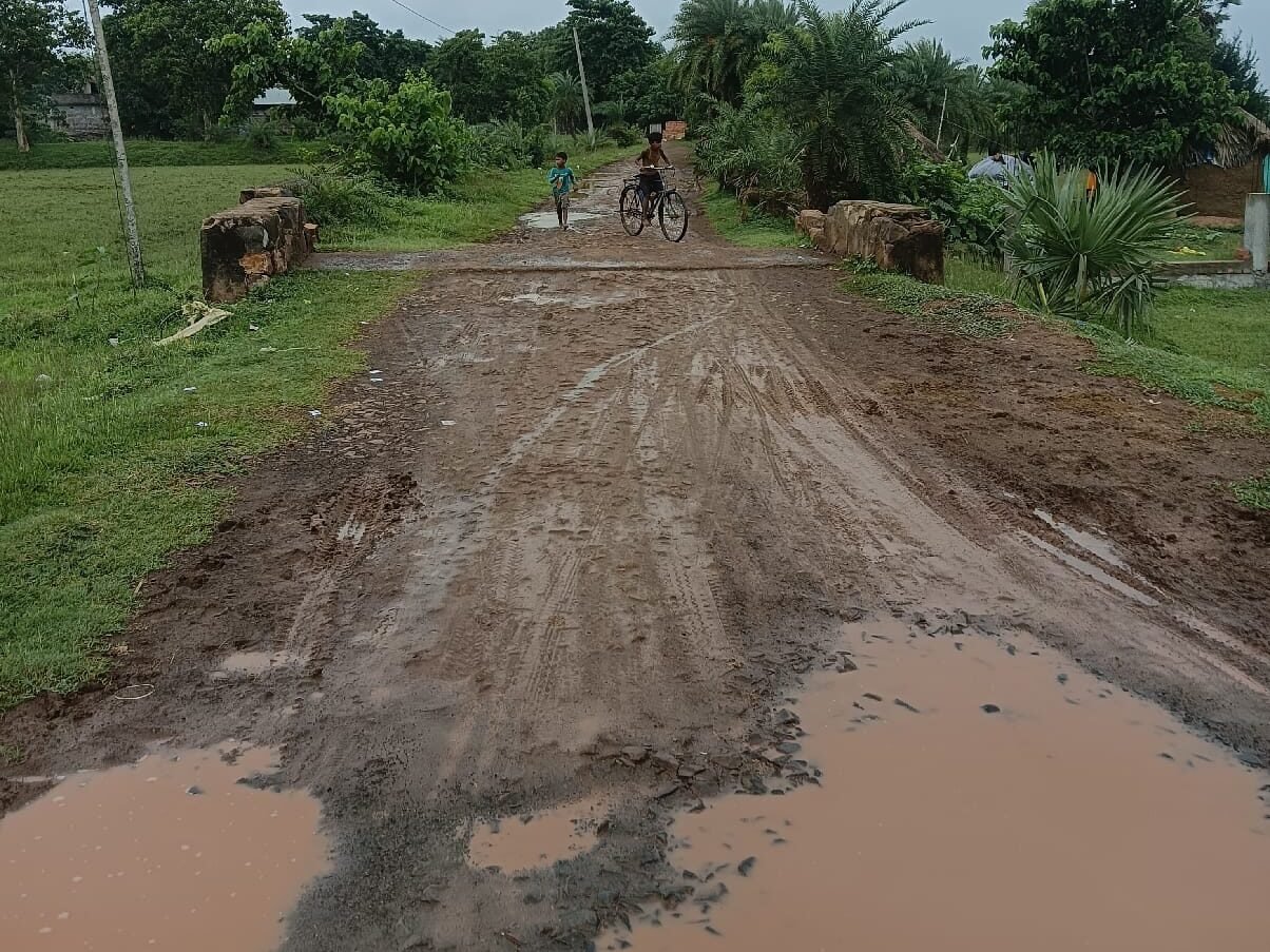 जर्जर सड़क से परेशान ग्रामीण, 3.5 किमी मार्ग के निर्माण की उठी मांग जर्जर सड़क से परेशान ग्रामीण, 3.5 किमी मार्ग के निर्माण की उठी मांग
