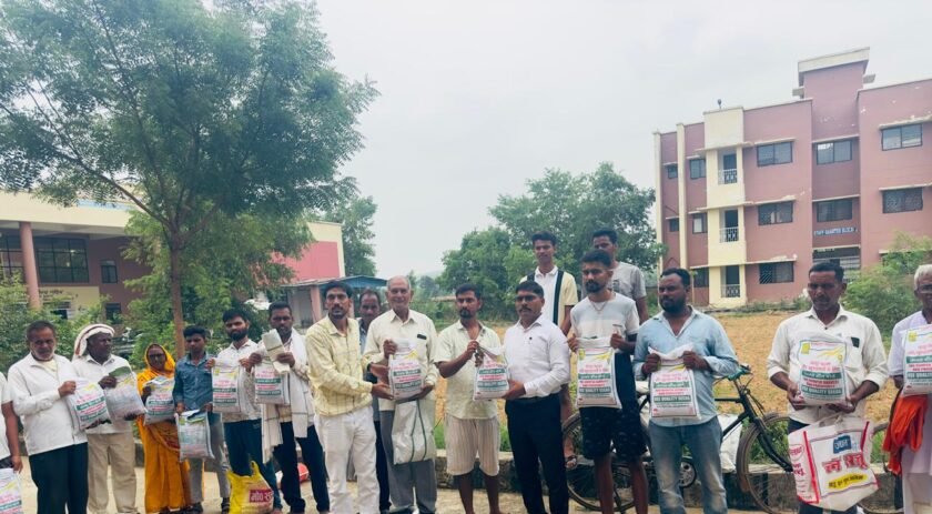 कौवाखोप में उन्नत अरहर बीज वितरण, क्लस्टर प्रत्यक्षण से आत्मनिर्भरता की ओर बढ़ा कदम कौवाखोप में उन्नत अरहर बीज वितरण, क्लस्टर प्रत्यक्षण से आत्मनिर्भरता की ओर बढ़ा कदम
