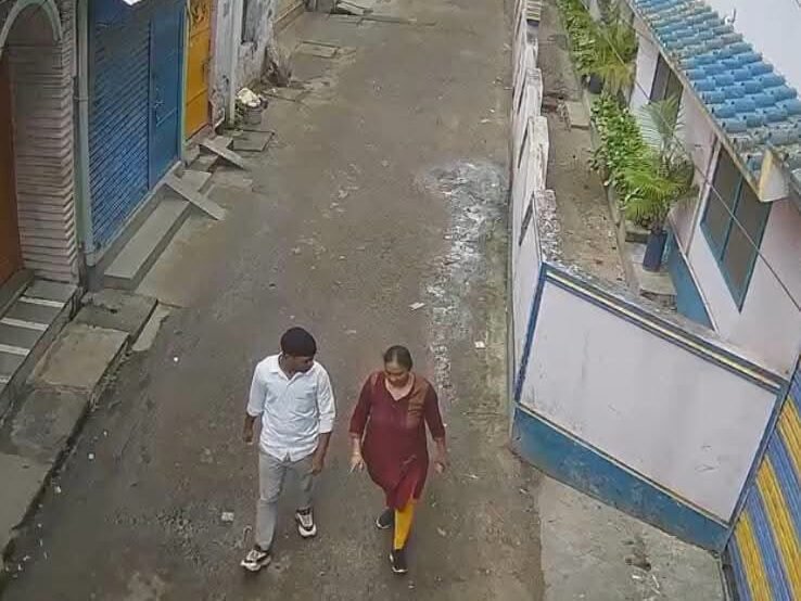पाकुड़ में दिनदहाड़े ठगी: मॉर्निंग वॉक से लौट रही महिला से सोने के गहने उड़ाए