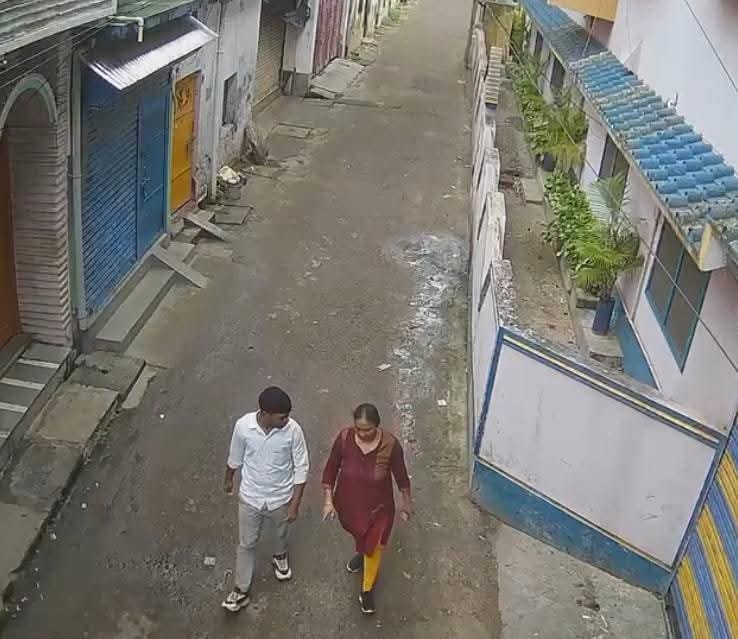 पाकुड़ में दिनदहाड़े ठगी: मॉर्निंग वॉक से लौट रही महिला से सोने के गहने उड़ाए