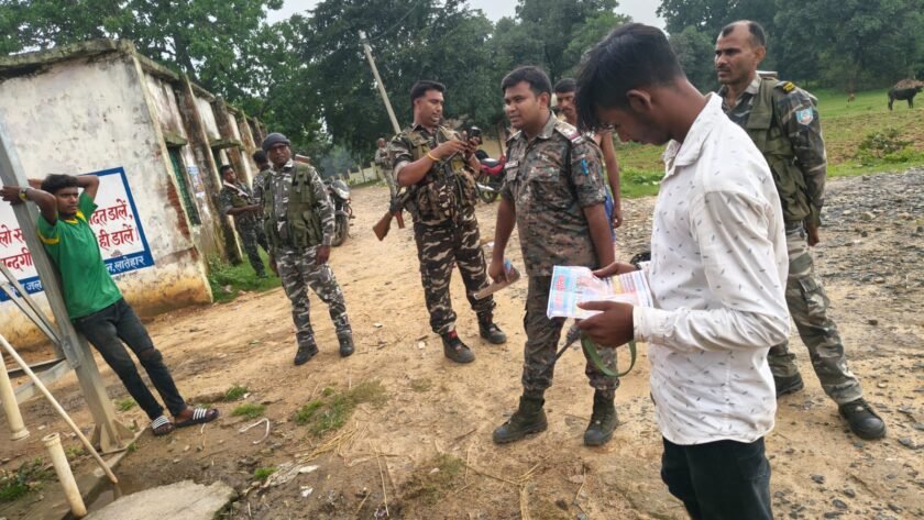 लातेहार में पुलिस का एरिया डोमिनेशन अभियान, ग्रामीणों को अंधविश्वास व नशा मुक्ति के प्रति किया जागरूक लातेहार में पुलिस का एरिया डोमिनेशन अभियान, ग्रामीणों को अंधविश्वास व नशा मुक्ति के प्रति किया जागरूक