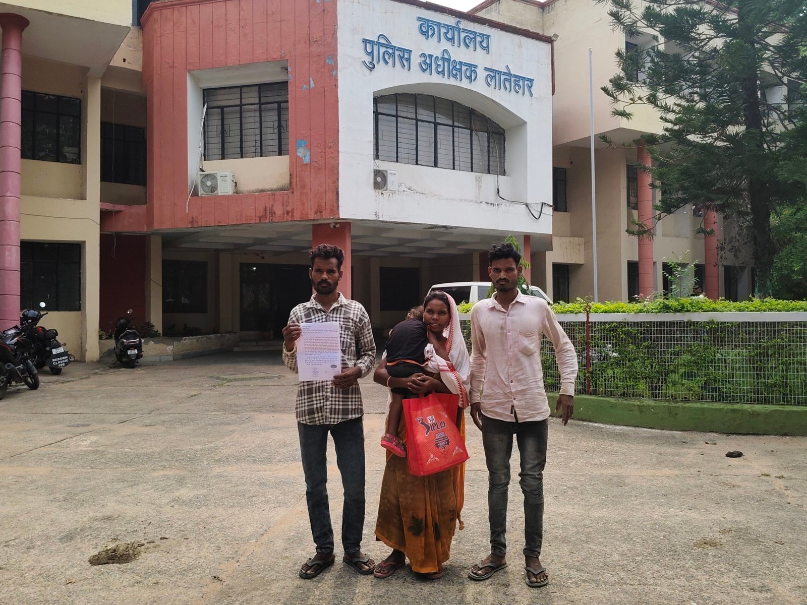 पुश्तैनी जमीन पर दबंगों का कब्जा,विरोध करने पर जान से मारने की धमकी—पीड़ित ने एसपी से लगाई गुहार पुश्तैनी जमीन पर दबंगों का कब्जा,विरोध करने पर जान से मारने की धमकी—पीड़ित ने एसपी से लगाई गुहार