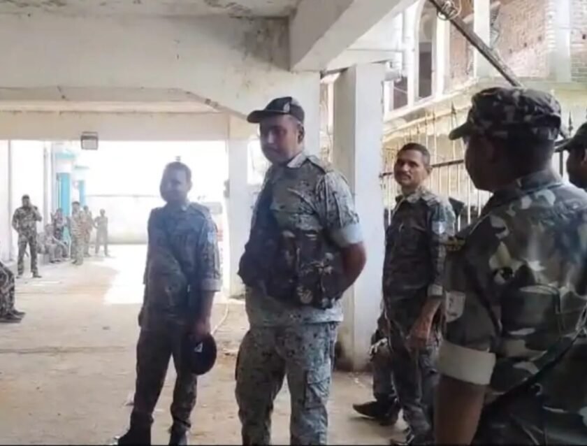 पाकुड़ में पूर्व NDA प्रत्याशी अजहर इस्लाम के घर पुलिस छापेमारी, जमीन विवाद में बढ़ा तनाव पाकुड़ में पूर्व NDA प्रत्याशी अजहर इस्लाम के घर पुलिस छापेमारी, जमीन विवाद में बढ़ा तनाव