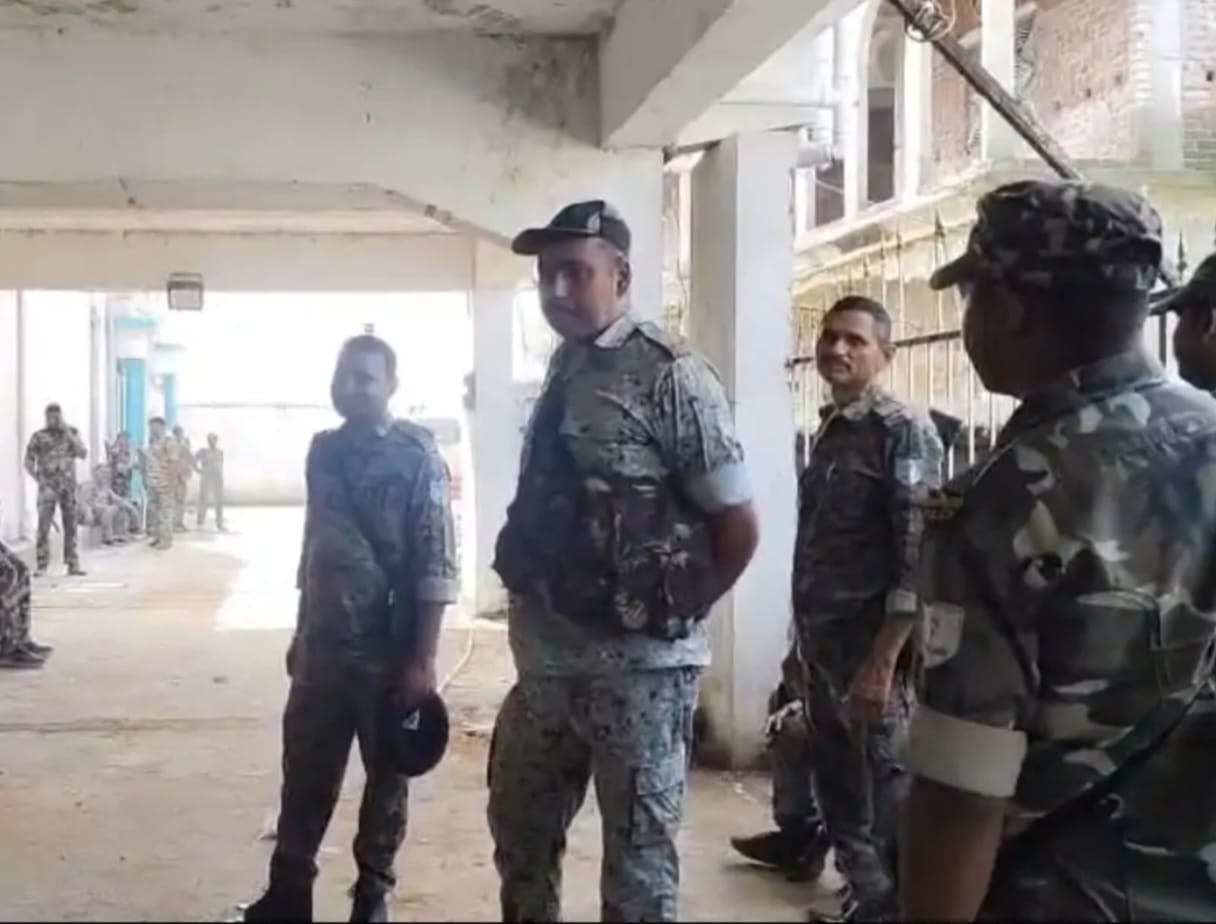 पाकुड़ में पूर्व NDA प्रत्याशी अजहर इस्लाम के घर पुलिस छापेमारी, जमीन विवाद में बढ़ा तनाव पाकुड़ में पूर्व NDA प्रत्याशी अजहर इस्लाम के घर पुलिस छापेमारी, जमीन विवाद में बढ़ा तनाव