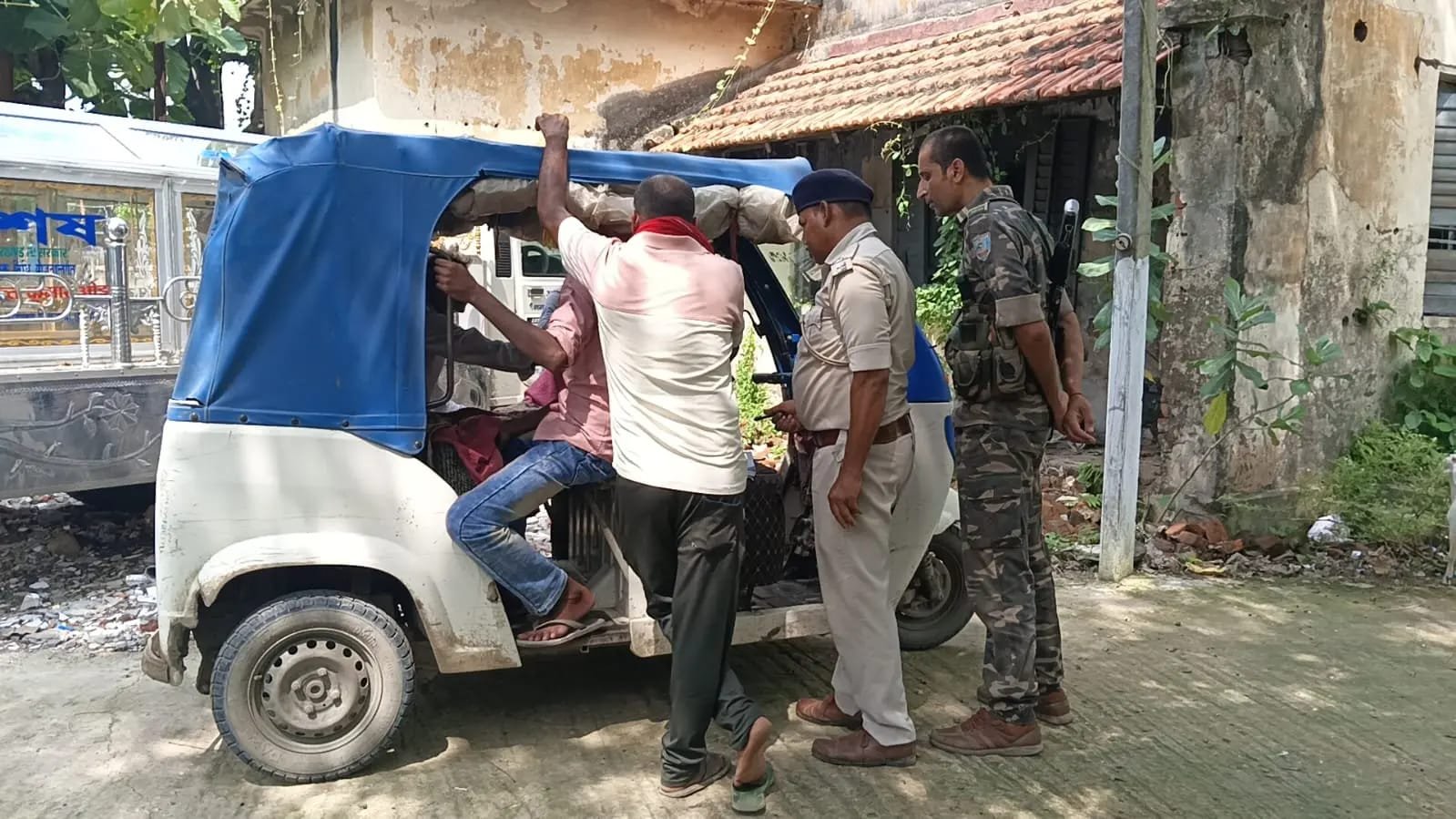 राजमहल में सर्पदंश से 13 वर्षीय किशोर की मौत, इलाज के दौरान बिगड़ी हालत राजमहल में सर्पदंश से 13 वर्षीय किशोर की मौत, इलाज के दौरान बिगड़ी हालत