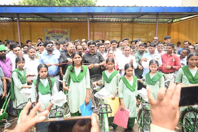 गोमिया में "उन्नति का पहिया" योजना के तहत 2201 छात्र-छात्राओं को मिली साइकिल, मंत्री योगेंद्र प्रसाद महतो हुए शामिल