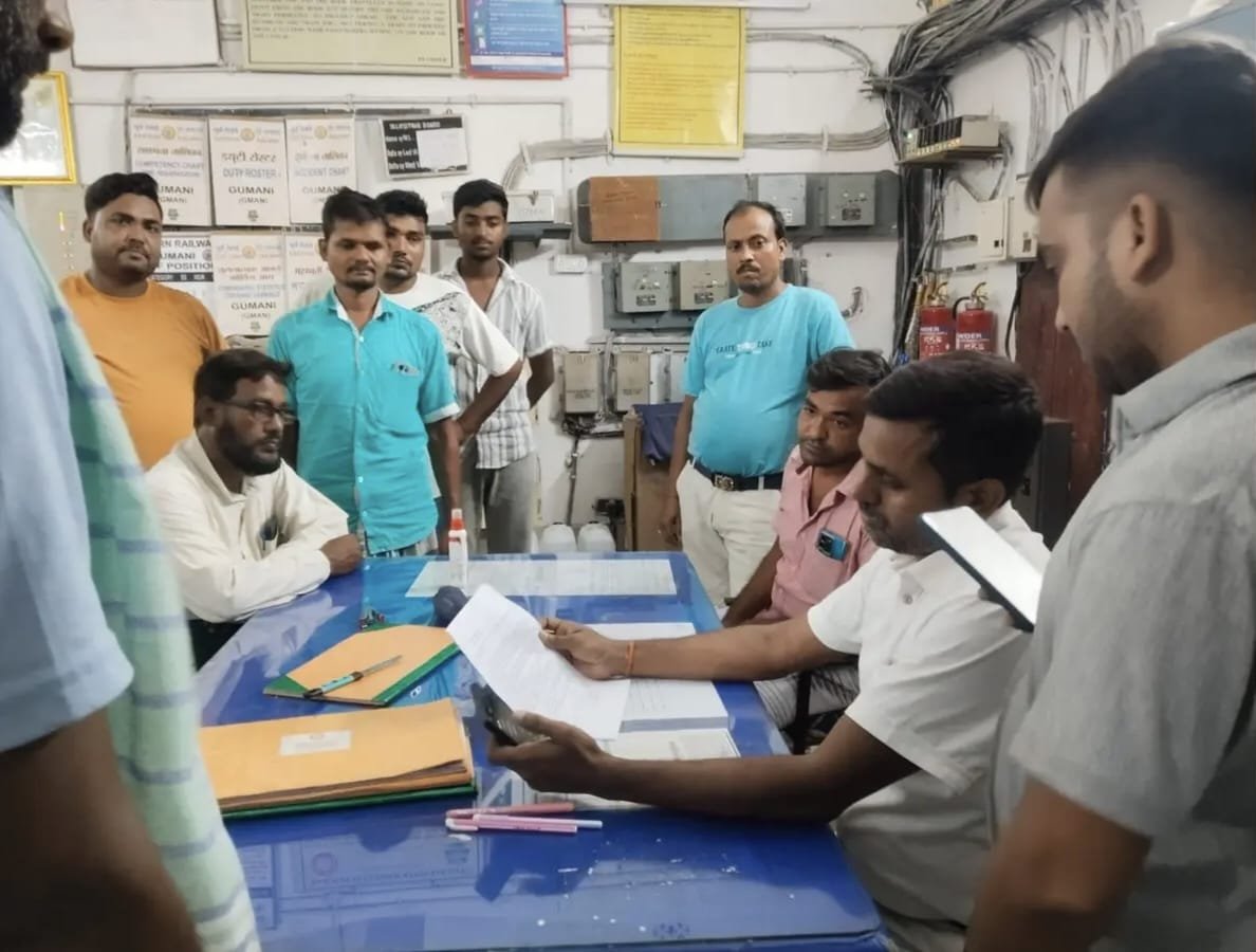 गुमानी रेलवे अंडरपास में जलजमाव से ग्रामीण परेशान, स्थायी समाधान की मांग गुमानी रेलवे अंडरपास में जलजमाव से ग्रामीण परेशान, स्थायी समाधान की मांग