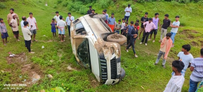 बोलेरो की टक्कर से टोटो नदी में गिरा, गर्भवती महिला समेत तीन घायल