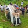 बोलेरो की टक्कर से टोटो नदी में गिरा, गर्भवती महिला समेत तीन घायल