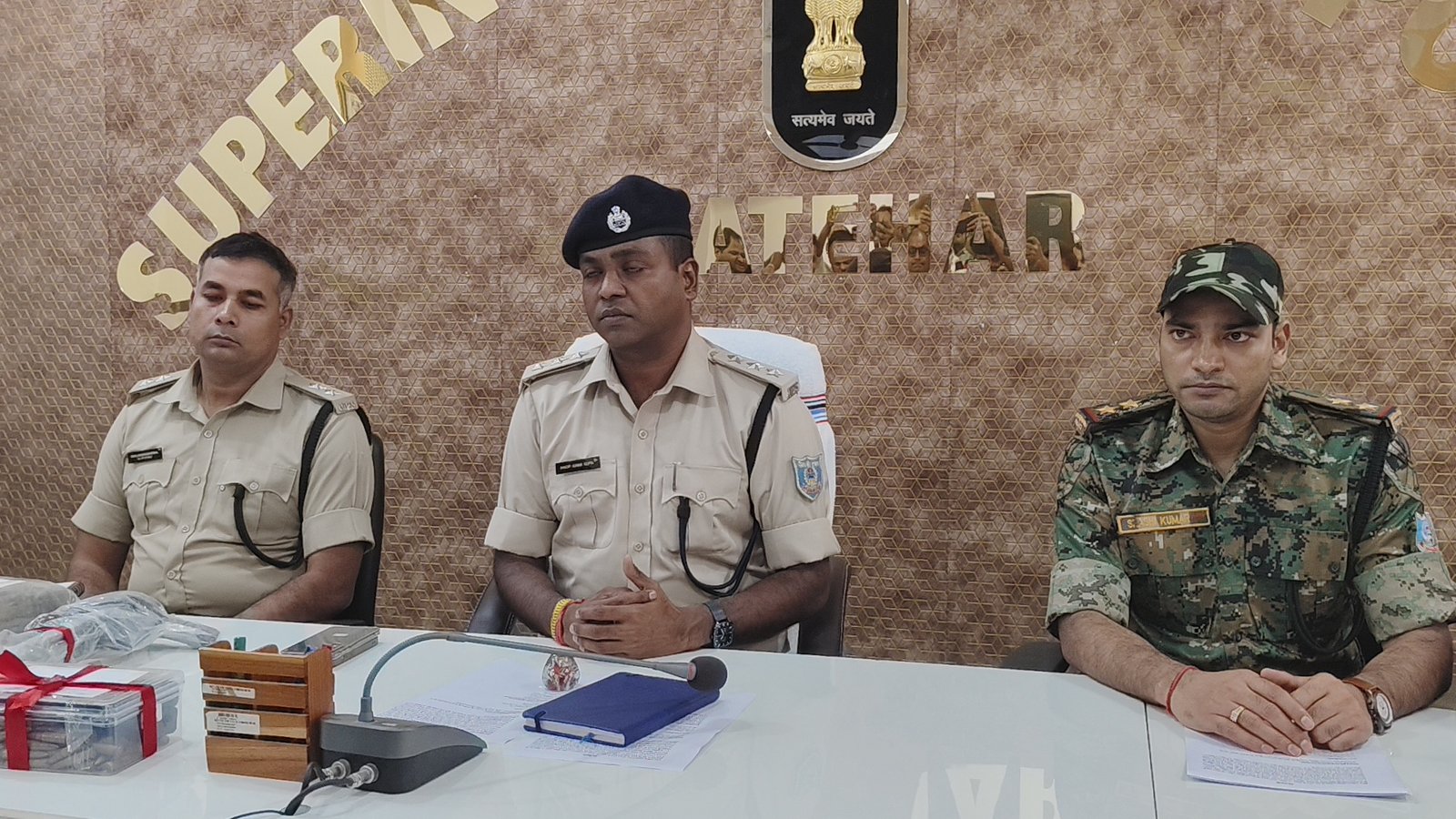लातेहार में 20 लाख का इनामी माओवादी कमांडर गिरफ्तार, भारी मात्रा में हथियार बरामद लातेहार में 20 लाख का इनामी माओवादी कमांडर गिरफ्तार, भारी मात्रा में हथियार बरामद