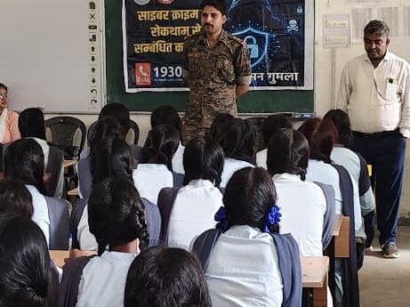 घाघरा थाना प्रभारी ने एसएस हाई स्कूल में साइबर जागरूकता व सामाजिक कुरीतियों पर कार्यक्रम किया आयोजित