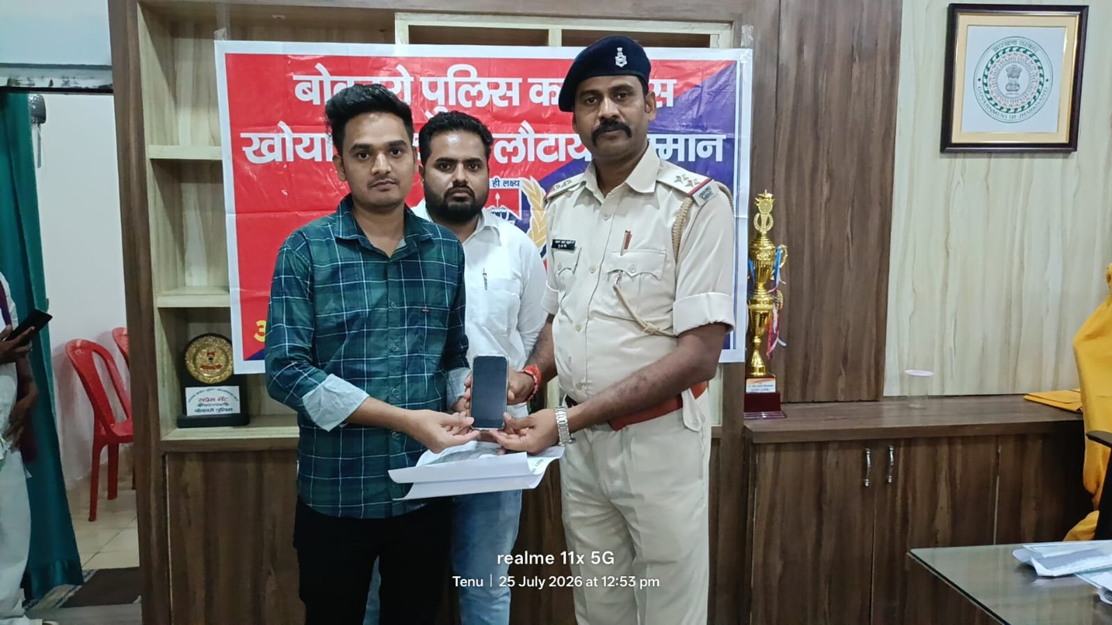 बेरमो अनुमंडल पुलिस की बड़ी कार्रवाई: CEIR पोर्टल से 43 खोए मोबाइल बरामद, धारकों को सौंपे गए