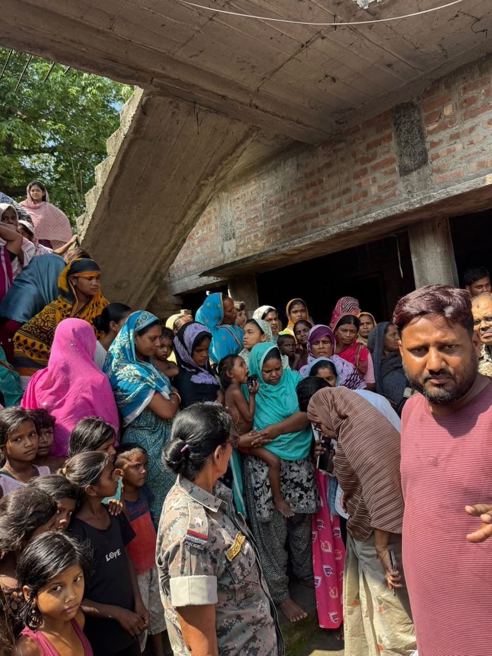राख में बदला आशियाना, लेकिन उम्मीद नहीं टूटी, अग्निकांड पीड़ित परिवारों के आंसू पोंछने पहुंचीं विधायक निसात आलम राख में बदला आशियाना, लेकिन उम्मीद नहीं टूटी, अग्निकांड पीड़ित परिवारों के आंसू पोंछने पहुंचीं विधायक निसात आलम
