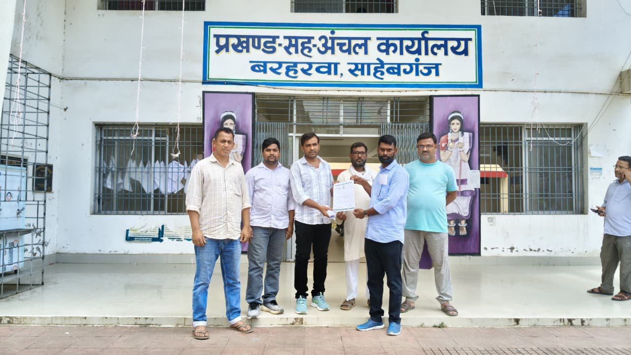 बरहरवा में खाद की कालाबाजारी पर संगठन ने खोला मोर्चा, कार्रवाई नहीं हुई तो आंदोलन की चेतावनी बरहरवा में खाद की कालाबाजारी पर संगठन ने खोला मोर्चा, कार्रवाई नहीं हुई तो आंदोलन की चेतावनी