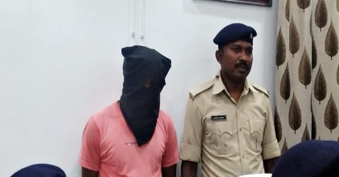 चाईबासा सदर अस्पताल में ब्लड दिलाने के नाम पर ठगी, आरोपी गिरफ्तार चाईबासा सदर अस्पताल में ब्लड दिलाने के नाम पर ठगी, आरोपी गिरफ्तार