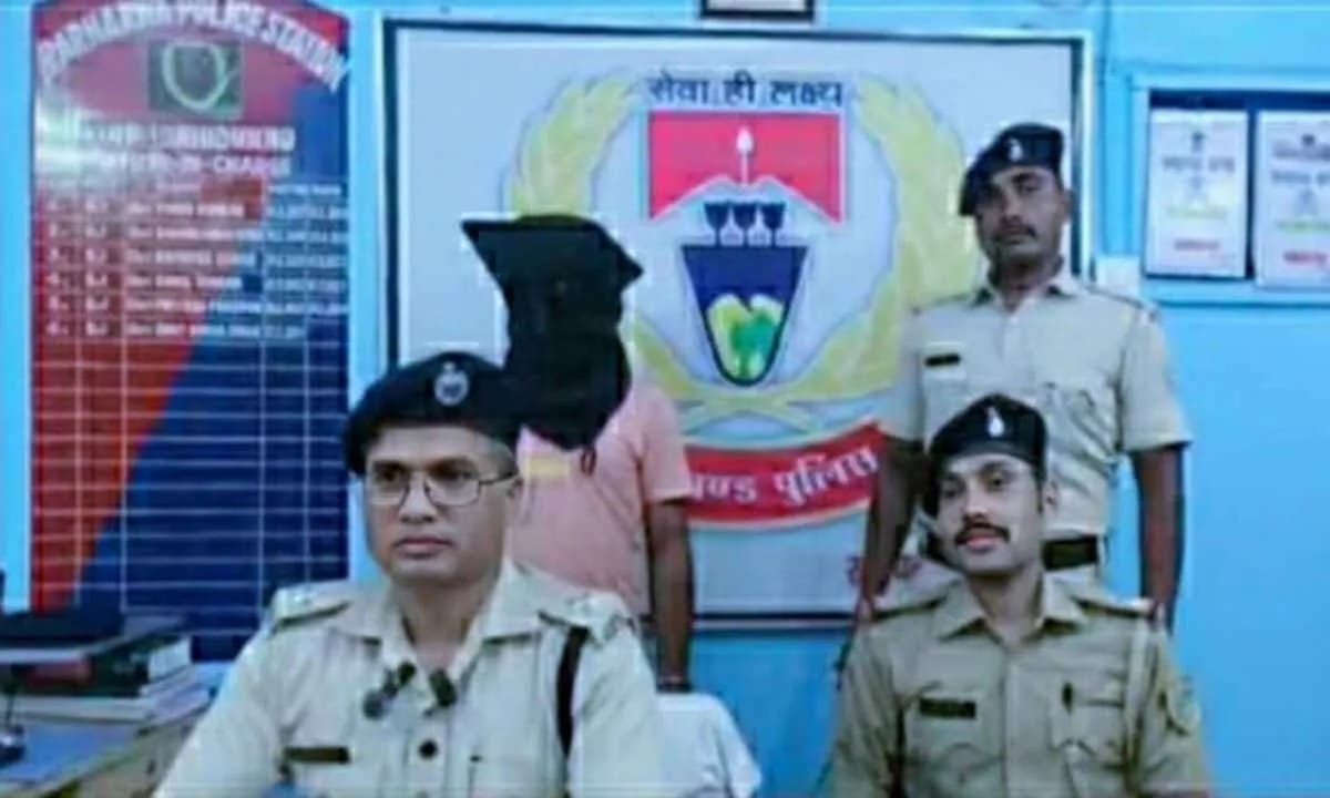 बरहरवा पुलिस की बड़ी कार्रवाई:अवैध हथियार के साथ युवक गिरफ्तार, संदिग्ध पाउडर भी बरामद