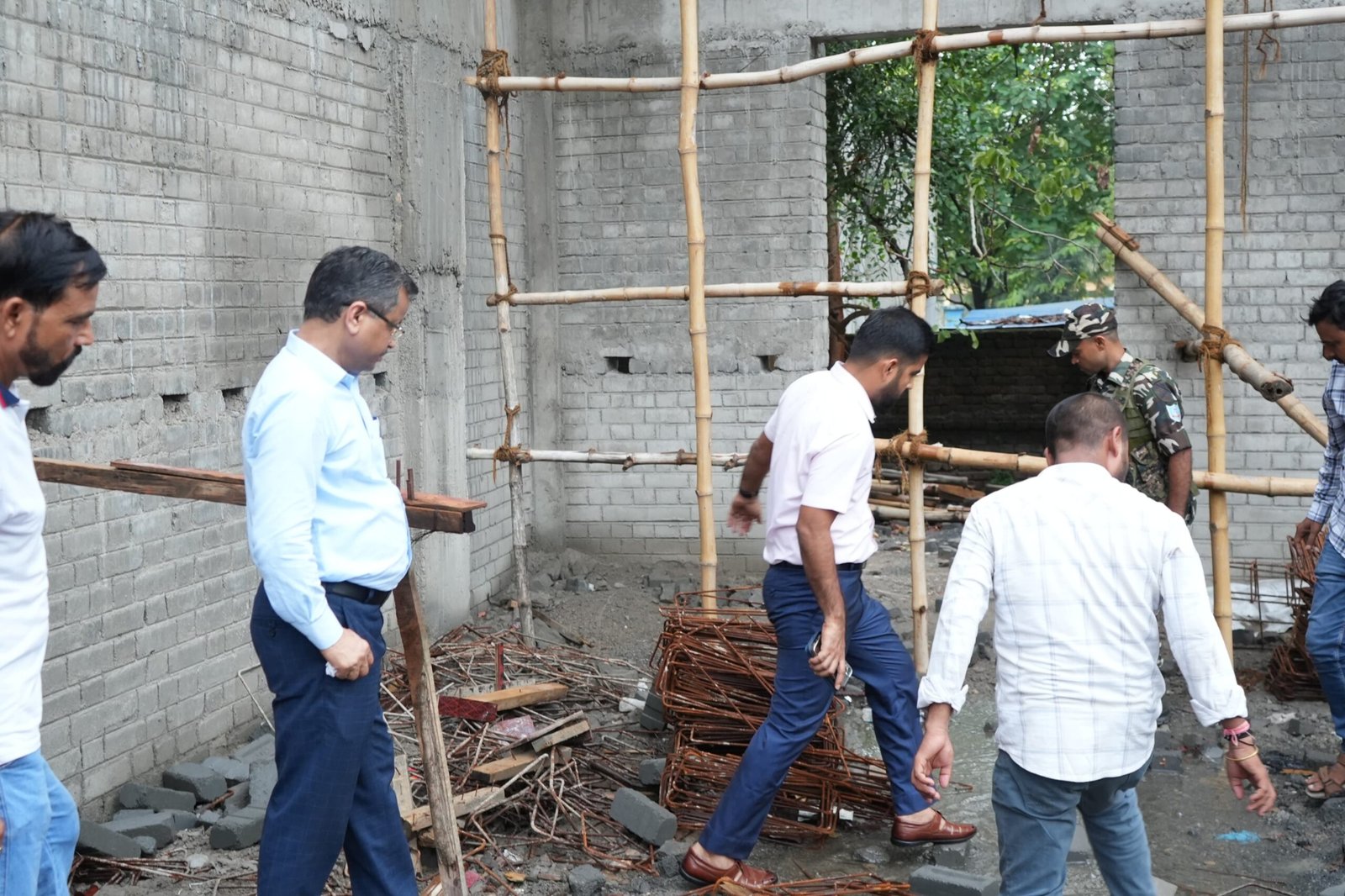 निर्माणाधीन इंडोर स्टेडियम का उपायुक्त ने किया निरीक्षण, गुणवत्ता एवं समयबद्ध निर्माण के दिए निर्देश