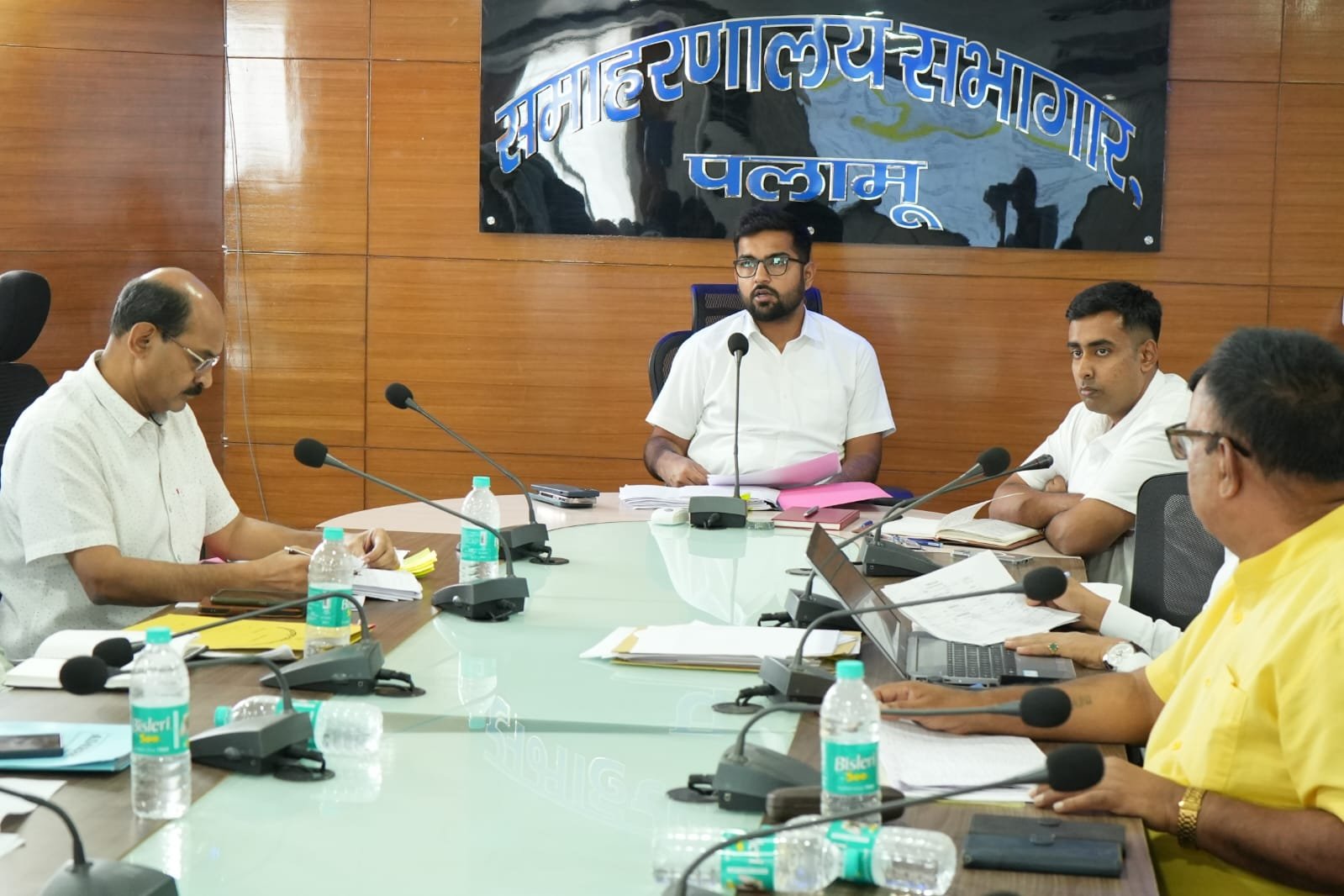 उपायुक्त ने तकनीकी पदाधिकारियों संग उनके विभाग द्वारा संचालित योजनाओं की समीक्षा की उपायुक्त ने तकनीकी पदाधिकारियों संग उनके विभाग द्वारा संचालित योजनाओं की समीक्षा की