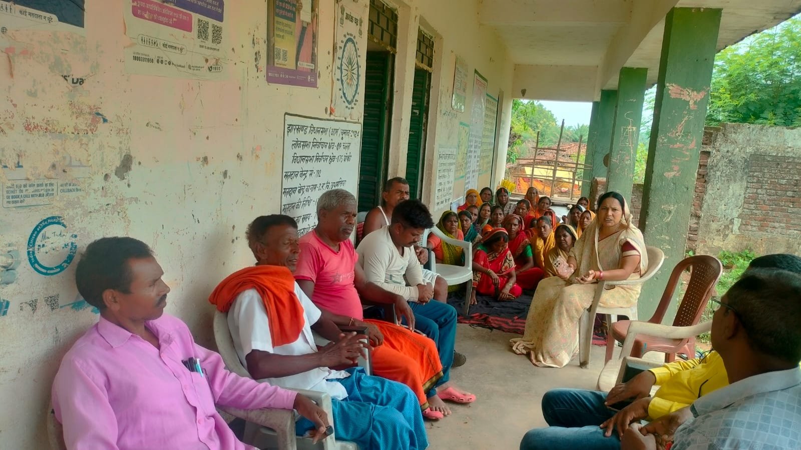 शिक्षा व्यवस्था पर सवाल: दो कमरों में पहली से आठवीं तक की कक्षाएं संचालित शिक्षा व्यवस्था पर सवाल: दो कमरों में पहली से आठवीं तक की कक्षाएं संचालित