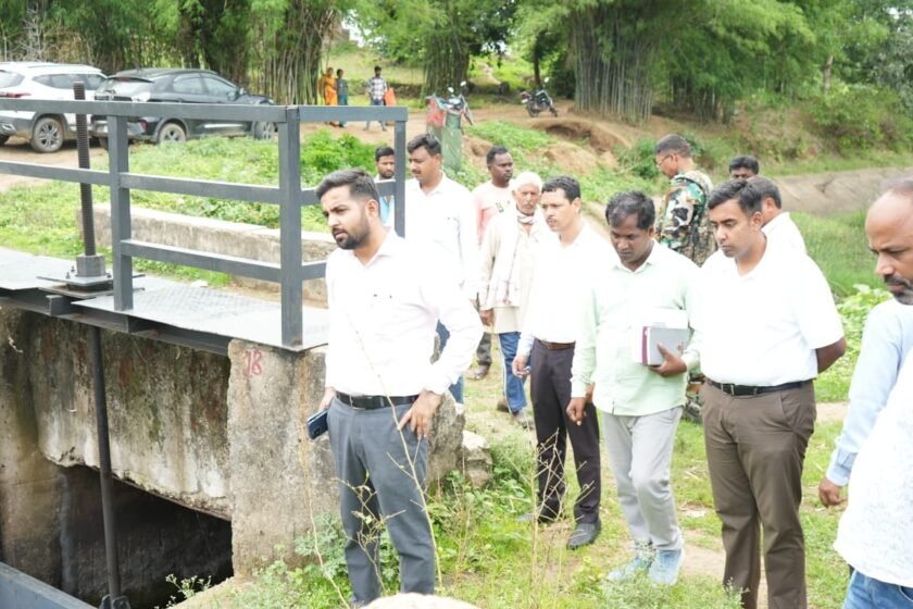 मलय डैम एवं सिंचाई नहर का उपायुक्त ने किया निरीक्षण, स्थायी समाधान के लिए सोमवार तक टेंडर प्रकाशित करने का दिया निर्देश मलय डैम एवं सिंचाई नहर का उपायुक्त ने किया निरीक्षण, स्थायी समाधान के लिए सोमवार तक टेंडर प्रकाशित करने का दिया निर्देश